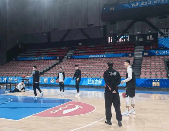 CBA常规赛：北京男篮将对阵青岛男篮。
赛前，媒体人勇方方社媒发文表示：曾凡博，