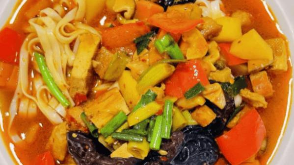 腊八面：一碗热汤暖寒冬，八样食材炖出年味的烟火气！