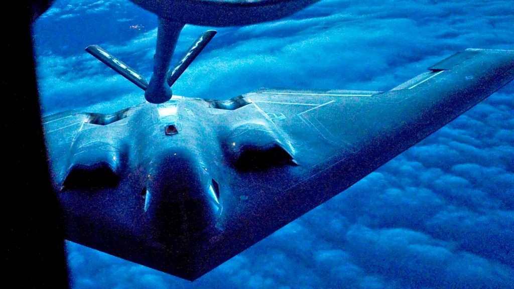 直捣黄龙！美军出动B-2A隐身轰炸机，打击伊斯兰革命卫队地下总部