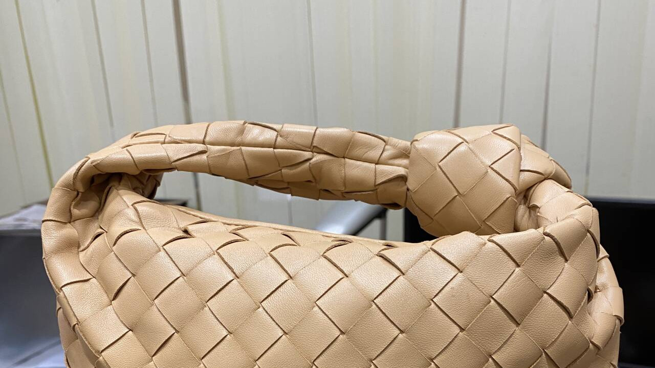 存款告急？把不背的葆蝶家包包变成了余额