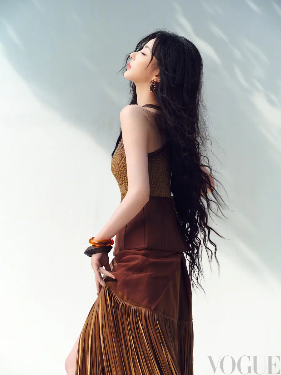 孔雪儿穿白色连体裙性感美丽 卷发慵懒明艳大方