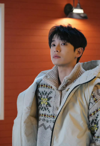 从招聘到日常管理全是反向操作 最后还带头躺平 这角色设定真的太有趣了 彭昱畅肯定