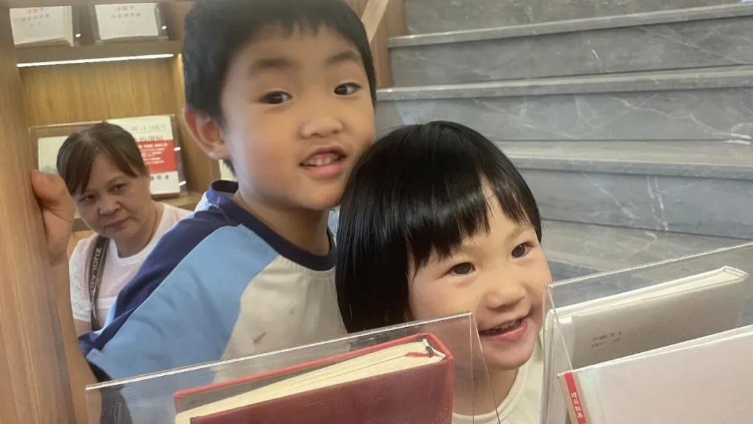 添车免纷争，兄妹乐骑行