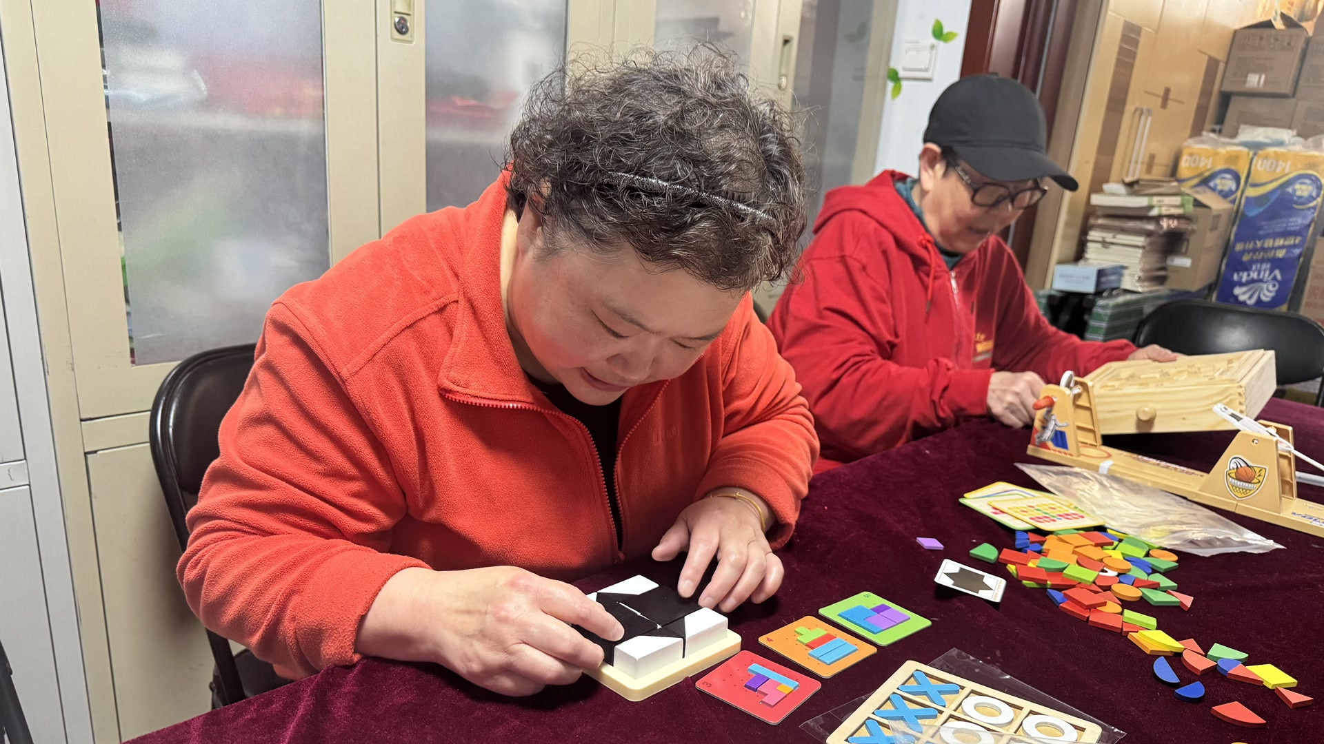 益智争霸赛 乐翻“老小孩”