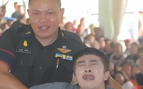 泰国人为何害怕当兵？抽中签之后，伪娘人妖大哭，高僧差点当场圆寂！