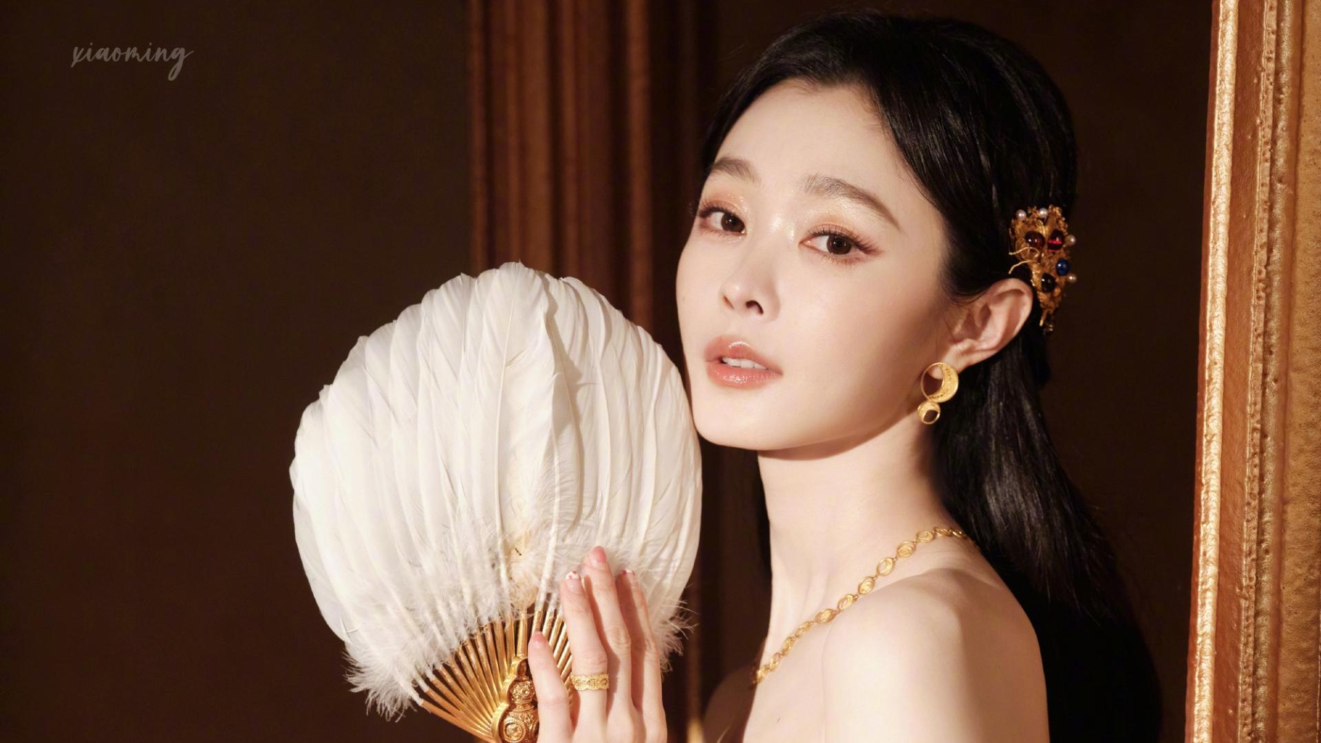 宋轶鎏金织就裙裾，流苏轻晃光影流转，每寸都是时光沉淀的优雅璀璨