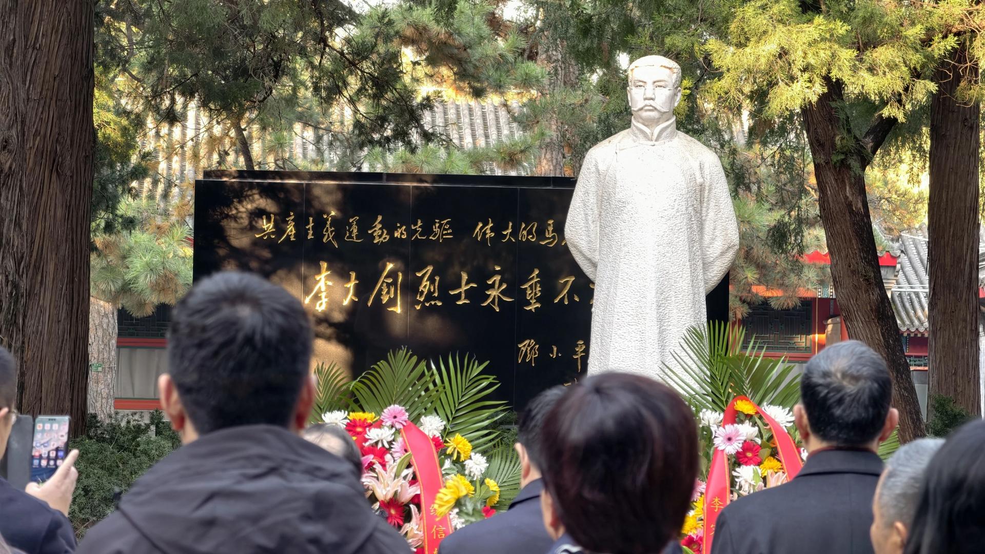 李宏塔率艺术家舒勇与北大学子等一行 在李大钊诞辰日瞻仰陵园 缅怀革命先驱