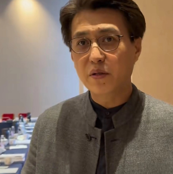 靳东的直言恰恰戳中了行业乱象的核心
他并非否定新文艺形式，而是拒绝向粗制滥造妥协