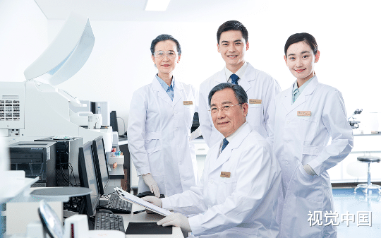 外科主任在走廊推人骂人，嚣张叫嚣：这里不是你该来的地方！24小时后，他被两个人架着走出了会议室