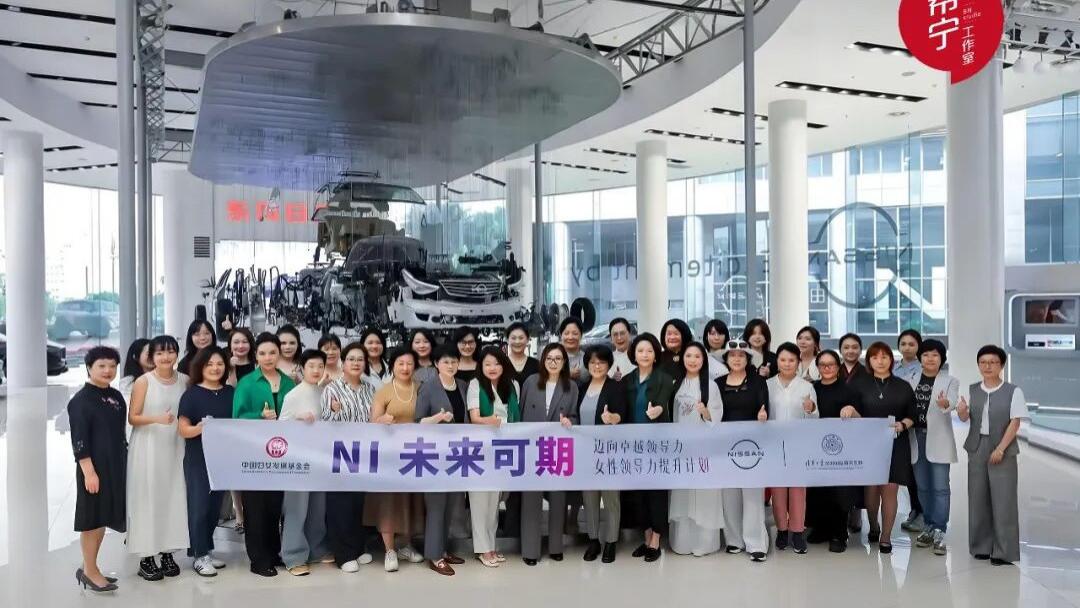 她们在自己的旷野上，开出独特而坚韧之花