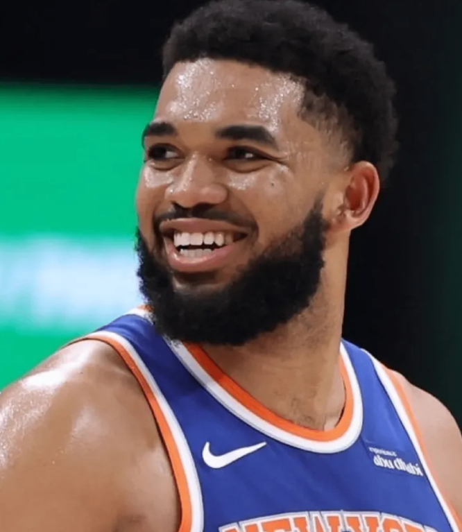 昨日NBA季后赛尼克斯主场对阵老鹰的比赛已经结束。赛后卡尔-安东尼-唐斯接受了记