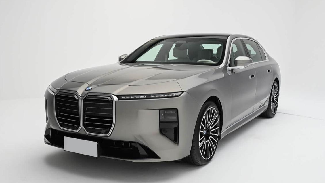 新款宝马7系：设计师终于听劝了，但内饰用力过猛算工伤吗？