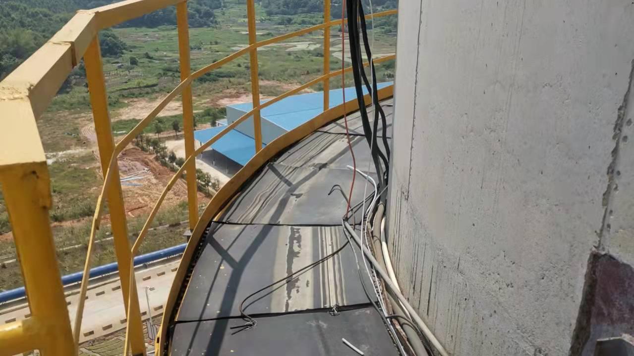 烟筒平台刷油漆工程竣工 刷漆防锈固护平台