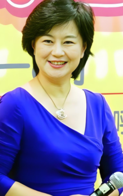 她是著名主持人鞠萍，向丈夫蒋启星提出了离婚，蒋启星同意离婚，却让鞠萍二选一，孩子