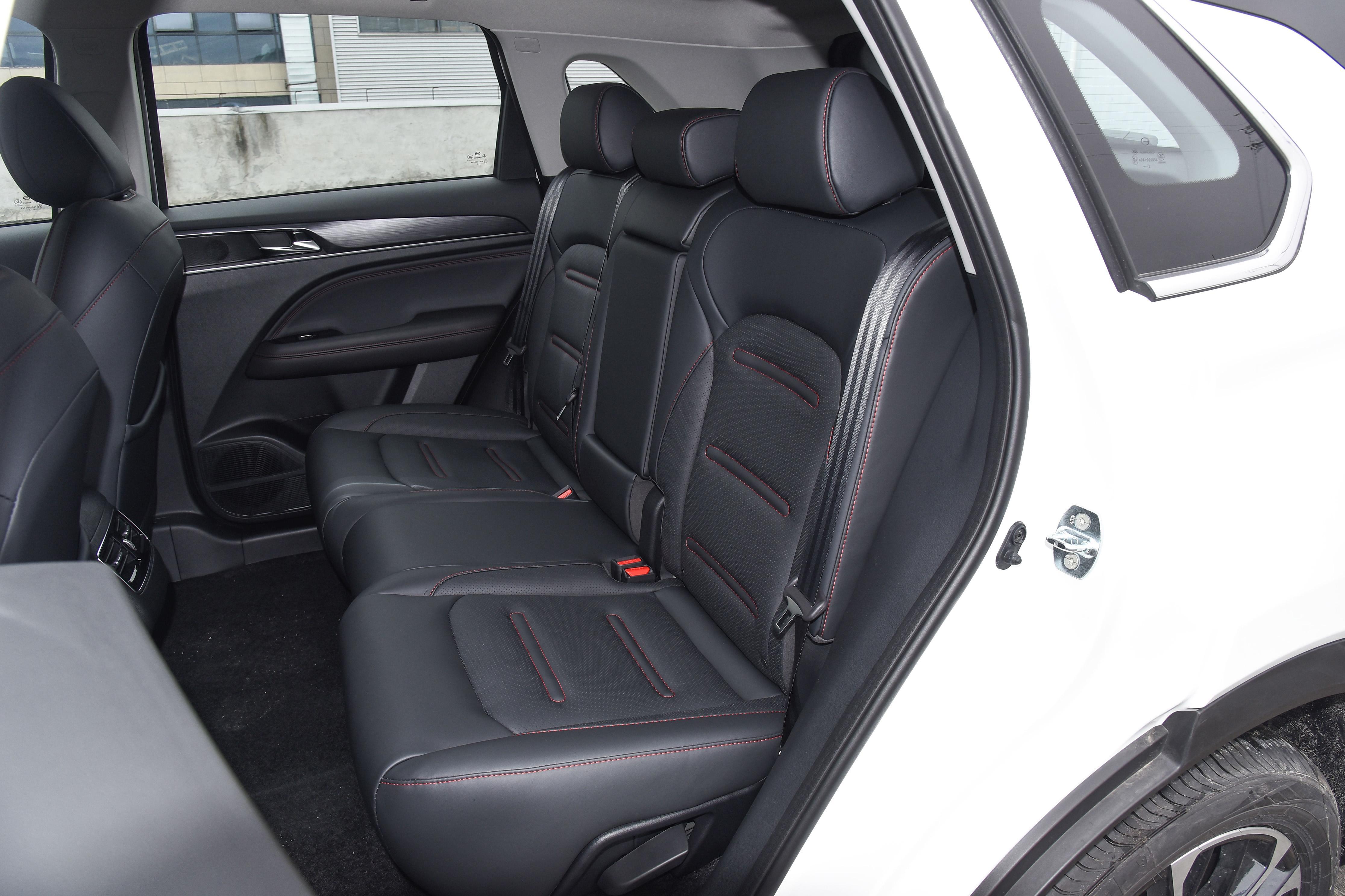 GS4 PLUS的2.0T钜浪动力让我印象深刻，252匹马力在路上基本用不完，高