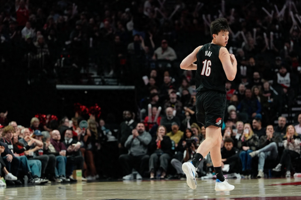 看今天这情况，小杨下一场会不会爆发

今天也算是负重比赛了，依旧打得好。下一场回