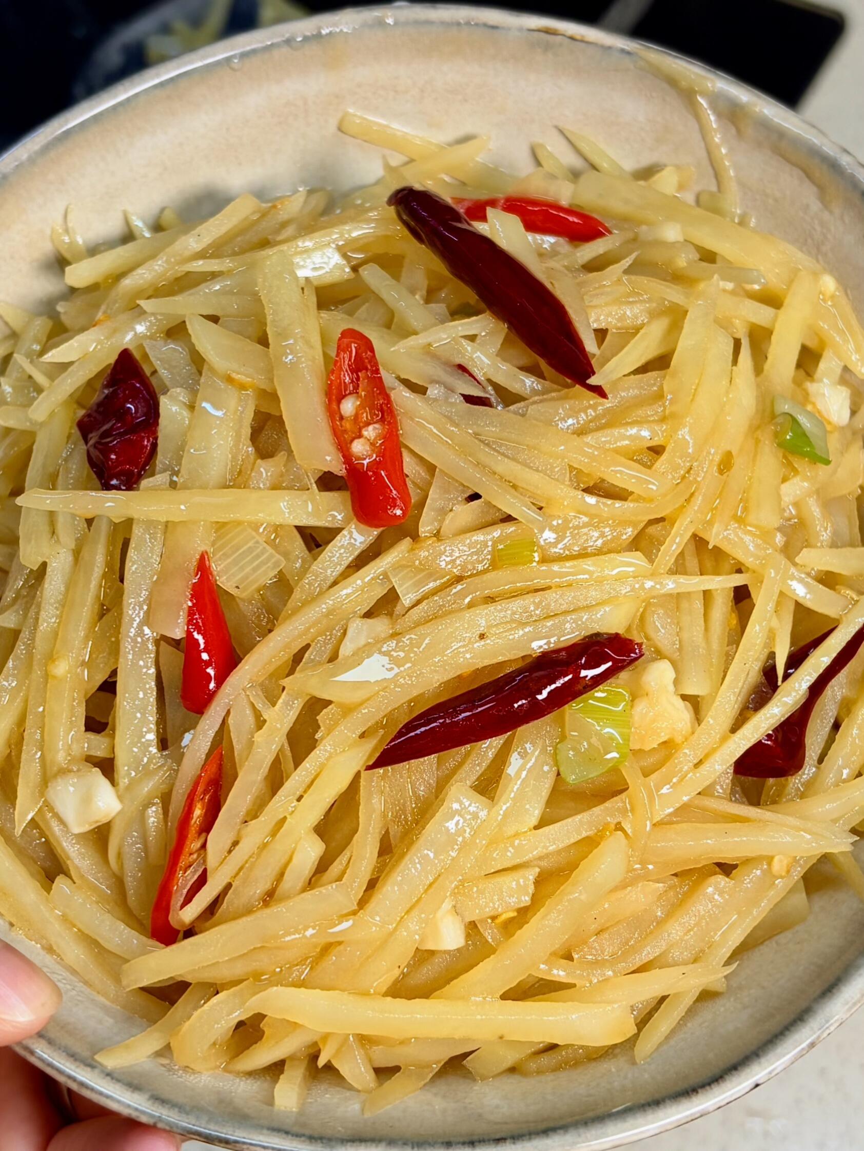 酸辣土豆丝✨脆爽入味，新手5分钟零失败
土豆丝这样做，真的巨好吃！酸辣脆爽还巨入
