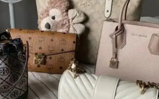 故事：资助的贫困生，用我3千面霜涂脚丫子，老公：学费自己挣，滚出我家