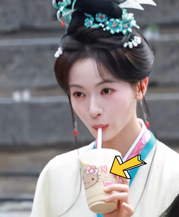 吴谨言喝上黑皮hello kitty联名的瑞星咖啡了

吴谨言在电视剧《凤不栖》