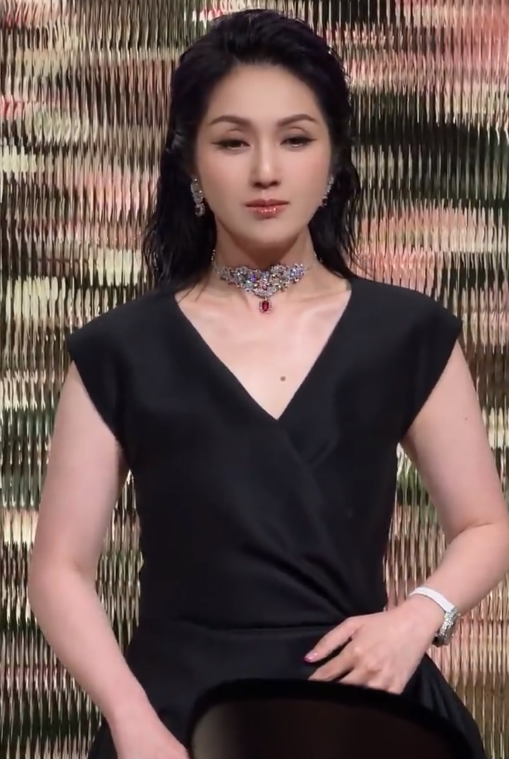 杨千嬅亮相某品牌活动
黑色的发色搭配这一身造型，显得十分贵气！