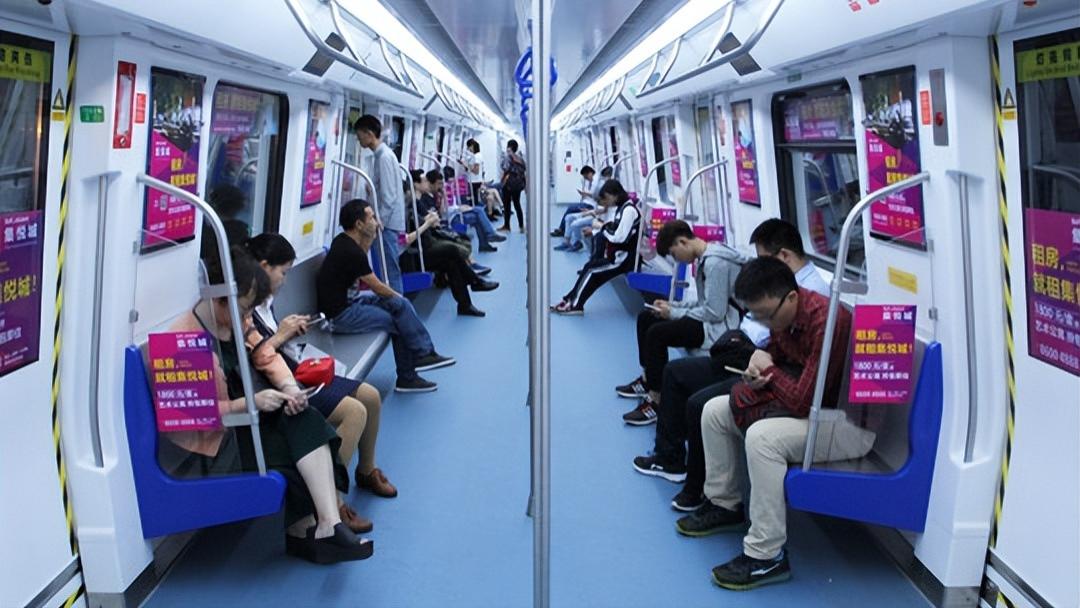 网友在地铁上睡着，邻座男子竟将手伸进其内裤！三点认知需明确