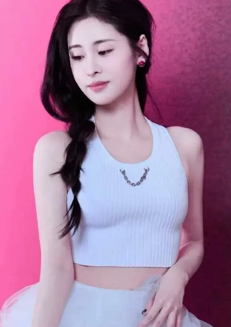 张碧晨红唇吊带写真：月夜星辰，流光溢彩，璀璨夺目