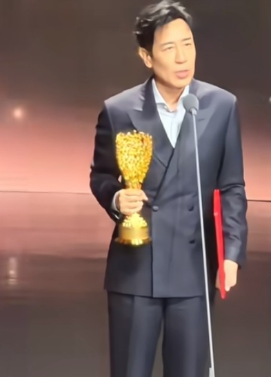 于和伟凭《沉默的荣耀》斩获年度男主角蝉联该奖项
去年凭《我是刑警》拿奖，今年再度