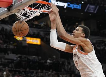 文班如果不再蹩脚的控球主攻，专注打无球，还真是猛的一匹。马刺开拓者G4下半场和今