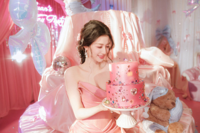 王楚然顶着满头蝴蝶结！被美晕了哦，粉色抹胸裙自带浪漫buff，满头蝴蝶结甜到心巴