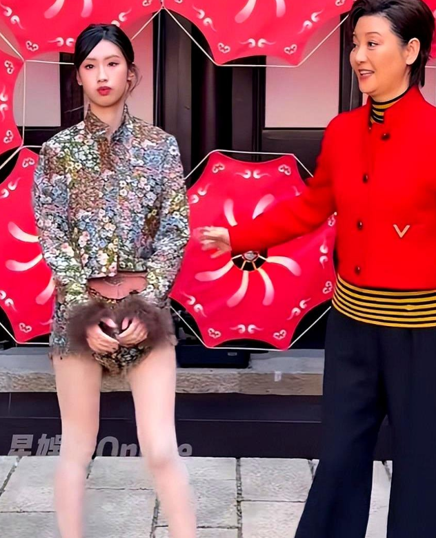 冯小刚女儿徐朵参加上海活动
穿着碎花短款外套，搭配同系列短裤，造型清新别致。据说