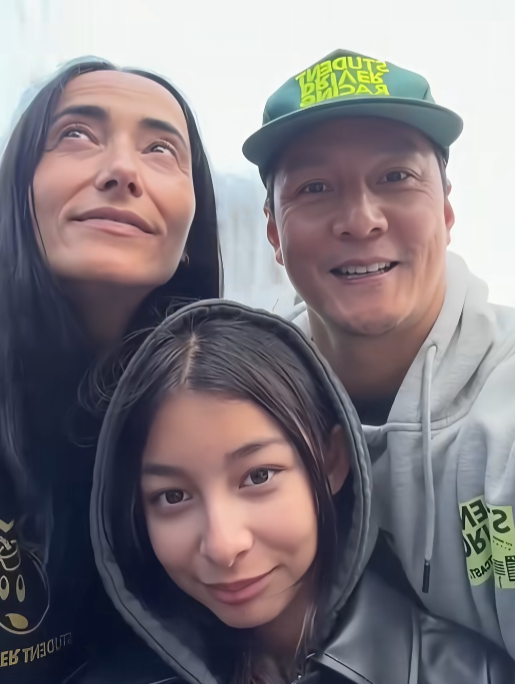 吴彦祖的48岁超模妻子Lisa S宣布：“是时候重返时尚圈了”！可是看到她穿着白