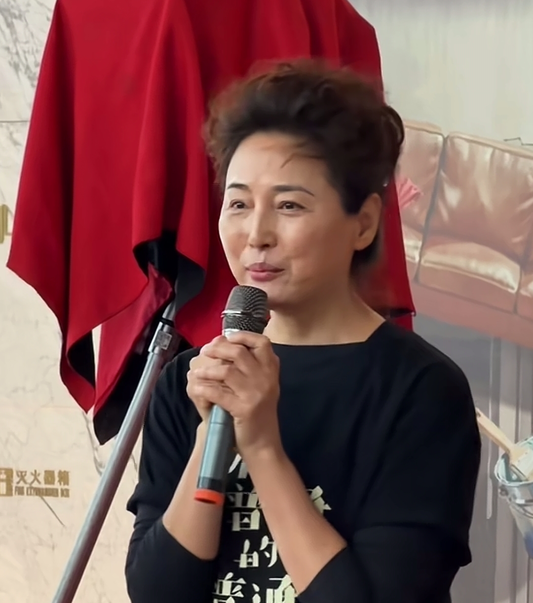 看到张延最近的照片，真的特别感慨。她当年可是我心目中的女神，颜值特别高，长得大气