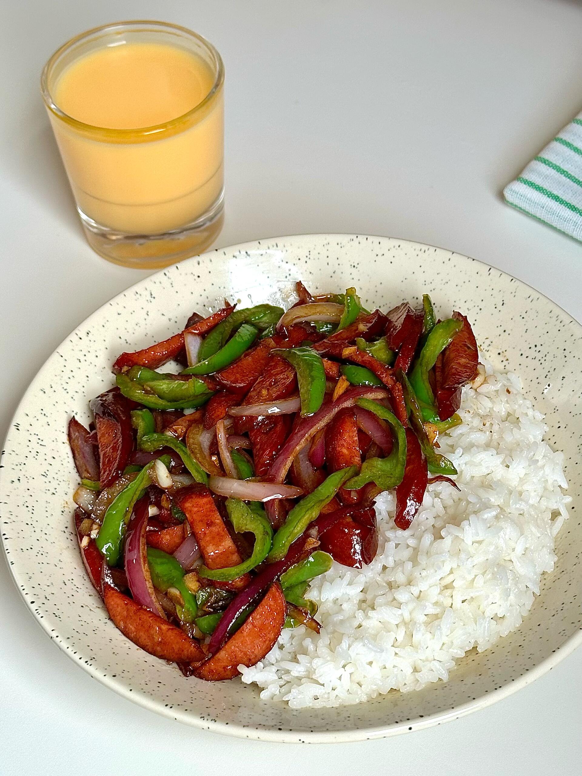 青椒洋葱炒香肠｜家常下饭菜，香到费米饭🔥
青椒洋葱炒香肠，凭一己之力承包全家下