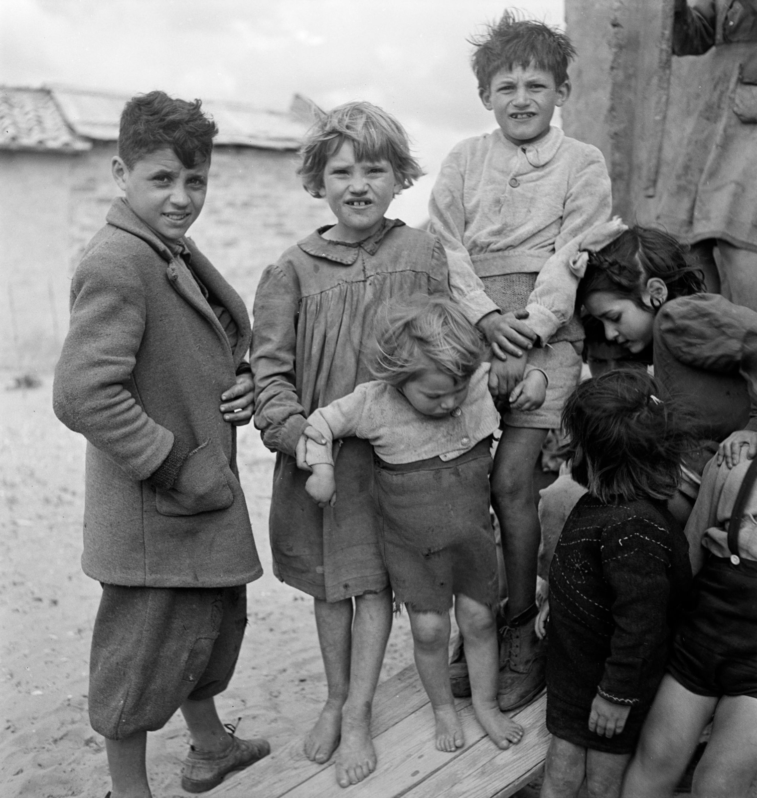 1950s，意大利西西里，一群村里的孩子，不少还打着赤脚。