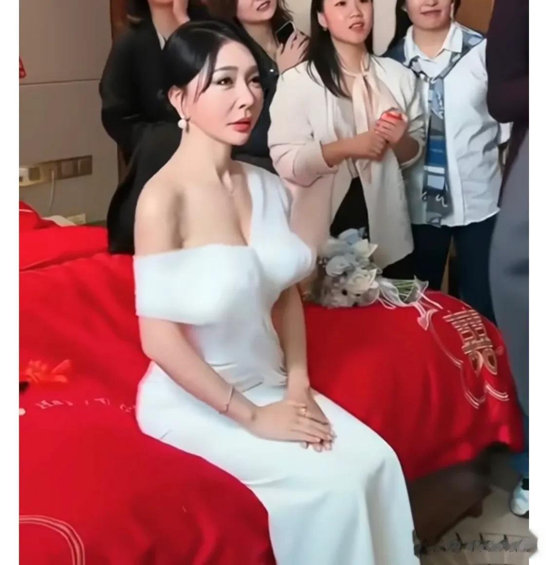 真像整容失败了的柳岩，娶她的男人还是很有勇气的。