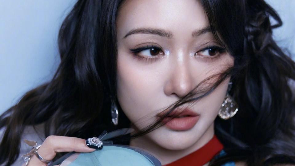 薛凯琪春晚彩排“冻龄”出圈：一场关于年龄与美学的全民辩论