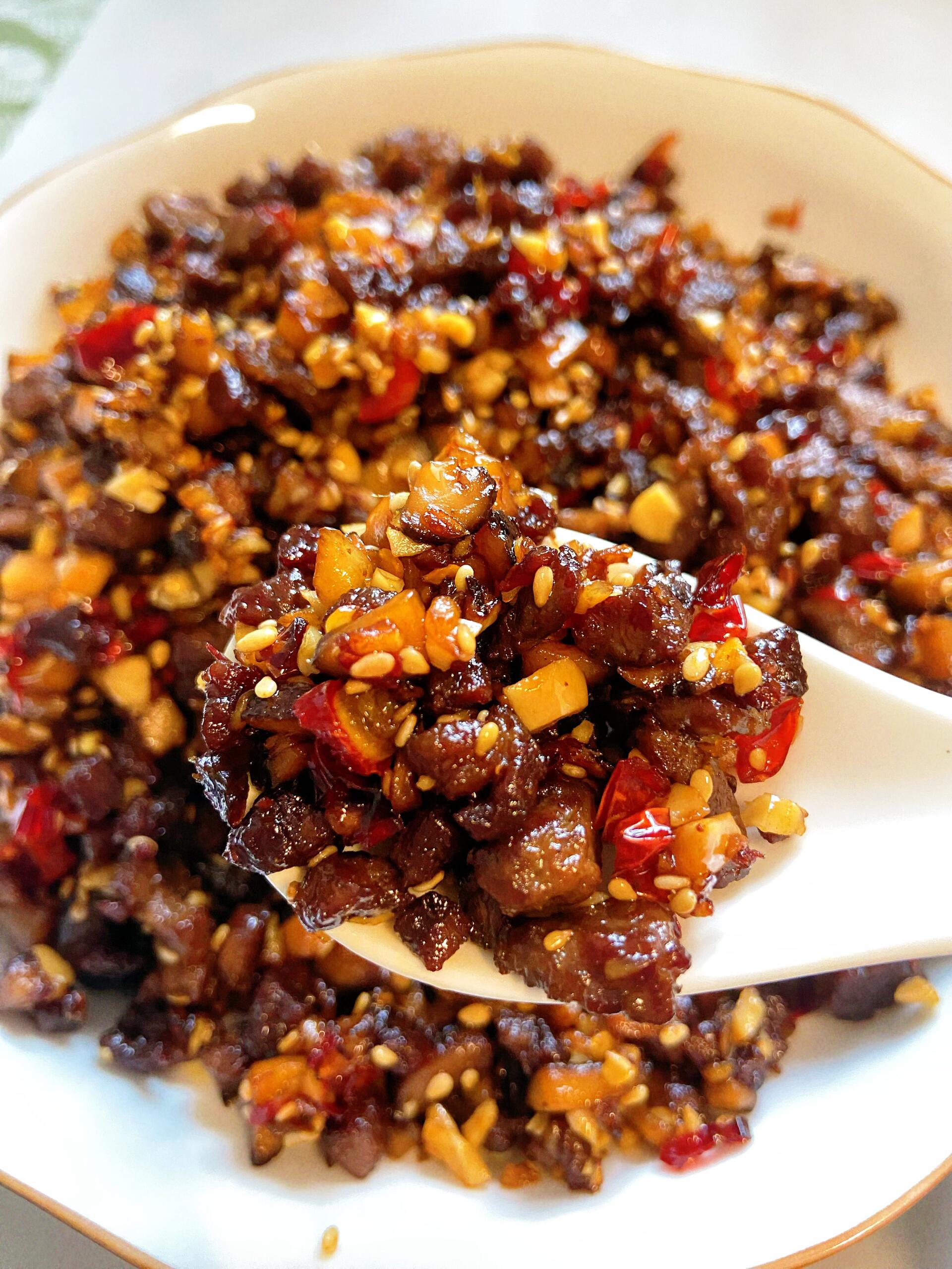 香辣牛肉粒✨越嚼越香，拌米饭直接炫3碗
谁能拒绝一碗香辣过瘾的牛肉粒啊！一口一个
