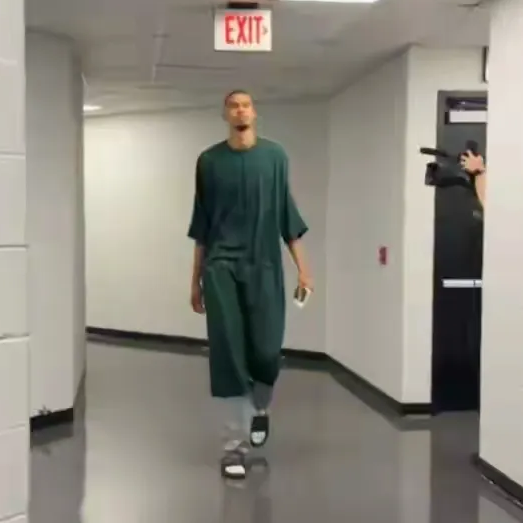 NBA总决赛G3，文班亚马太牛了！大比分0-2落后，这场对马刺是生死战。22岁的