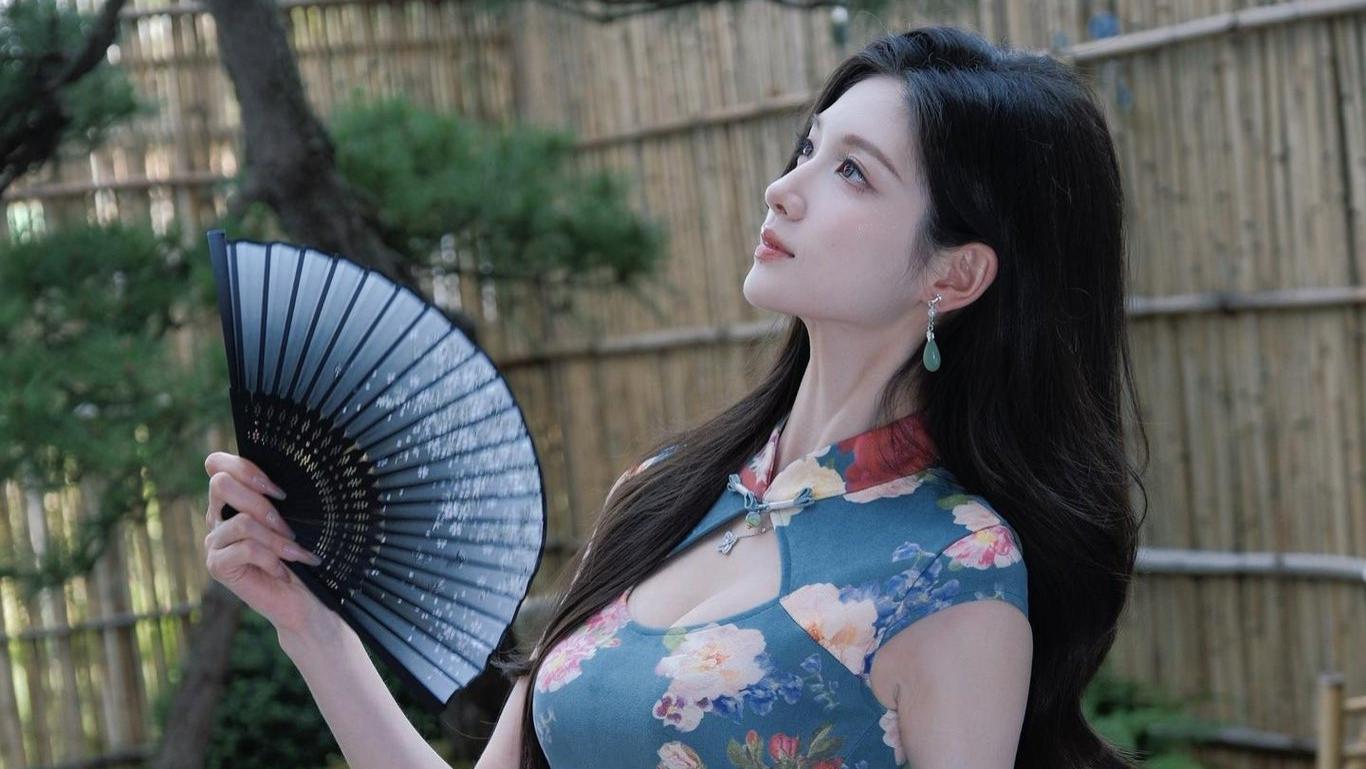 惹眼的穿搭就两个字：紧身，my friend