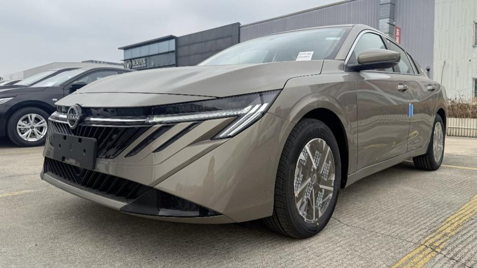 东风日产十五代轩逸到店，外观更年轻，配双联屏，再成“爆款”？