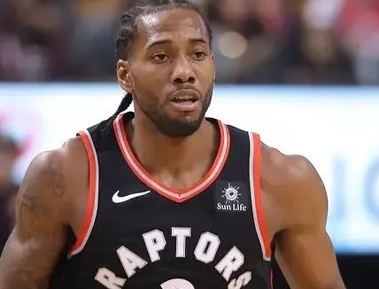 据ESPN记者Shams Charania报道，NBA将暂缓官宣科怀-伦纳德相关