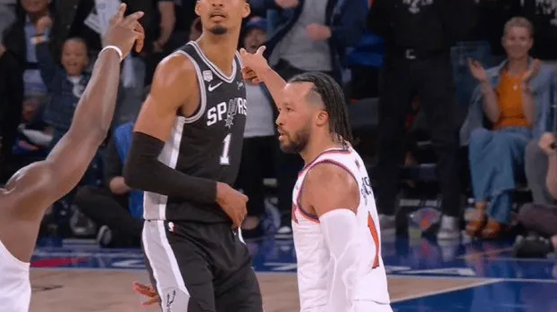 NBA总决赛第三场，马刺对阵尼克斯的比赛正在进行中。
第二节比赛结束，尼克斯64
