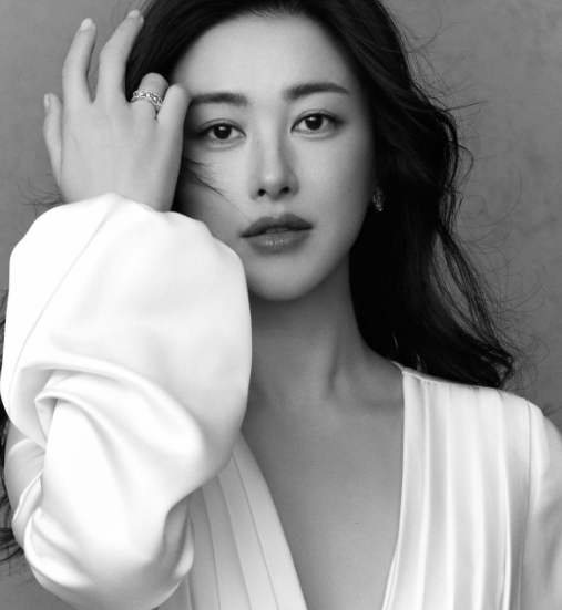 久未露面的朱珠分享了她的黑白照
白衣黑发一对迷人的酒窝。
只见笑对镜头，轻抚秀发