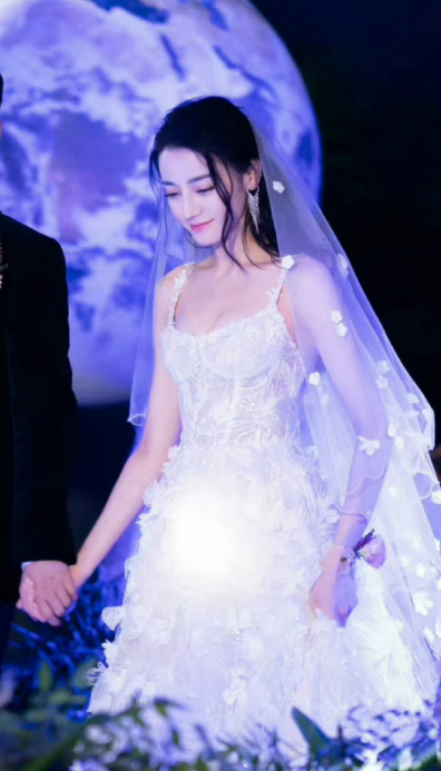 迪丽热巴持续输出的“好好爱自己”理念，通过这组照片具象化，巩固其“独立精神图腾”