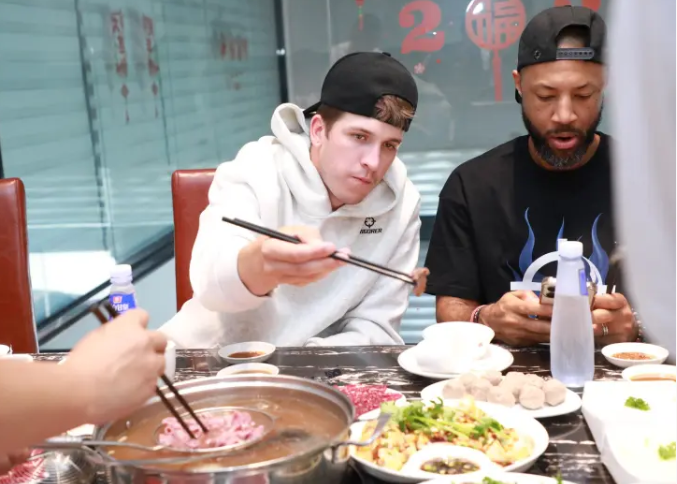 奥斯汀-里夫斯亚洲行正在进行中，首站，里夫斯来到厦门。
用餐时间，里夫斯品尝了厦
