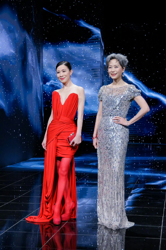 佘诗曼和叶童一起出席时尚活动，两位搭配的都很靓丽