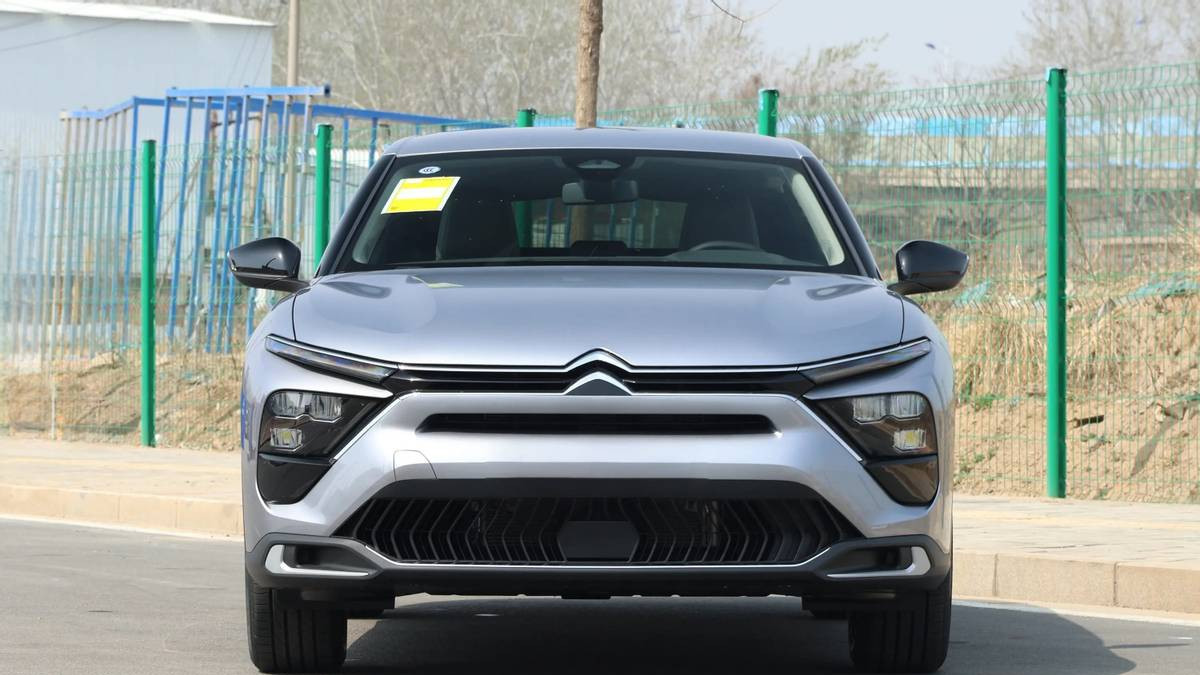 新款凡尔赛C5 X正式上市，一口价11.37万起，配置小幅优化