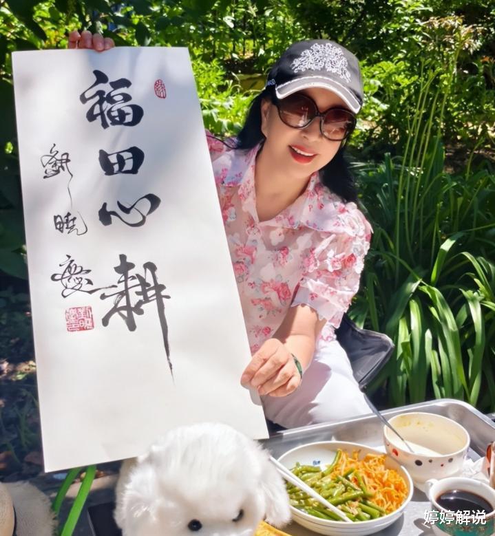 同是74岁，有人穿老年装她却偏爱少女风，刘晓庆到底图什么？