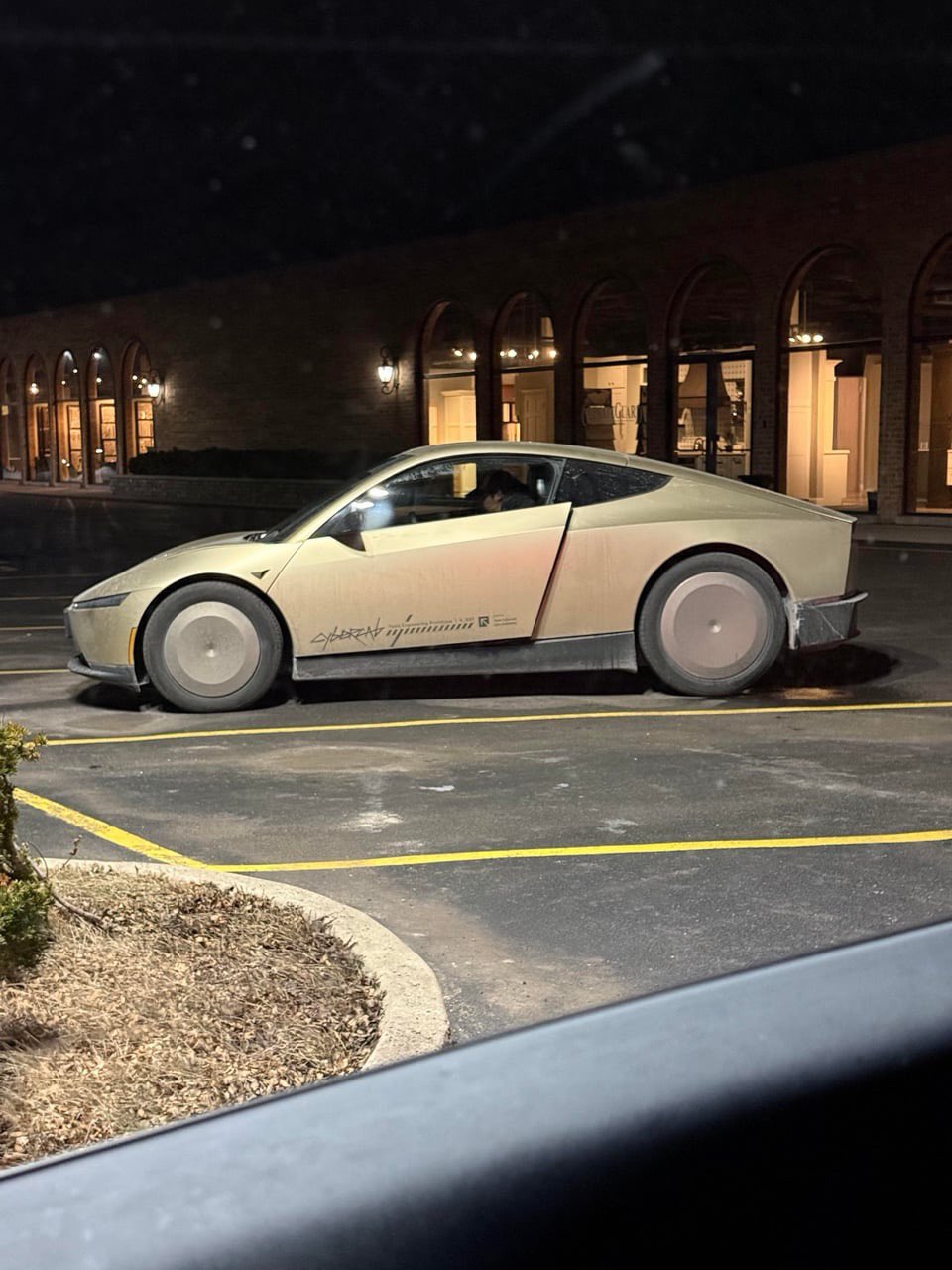 特斯拉Cybercab后视镜特写