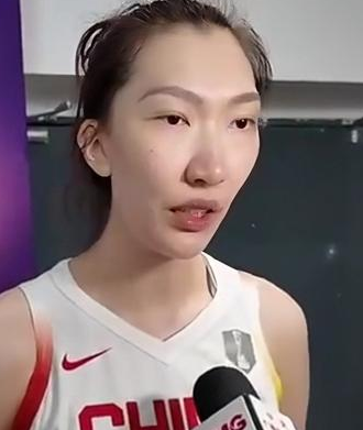 中国女篮球员韩旭谈女足球员们对女篮的祝福，她表示：“感谢女足的队员们的祝福，恭喜